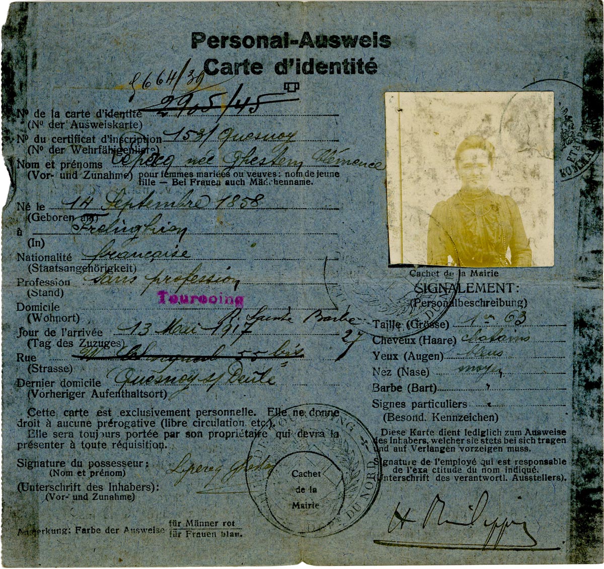 Personnel-Auweis Carte d'identité contre-signée par l'employée, 1917. Archives municipales de Quesnoy-sur-Deûle – 5QSD_S472