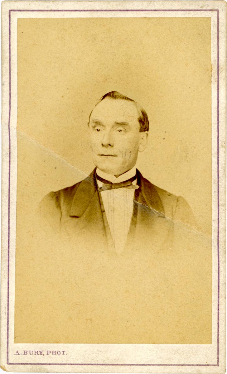 Portrait carte-de-visite d’Auguste Pollet (supposé), maire de Pérenchies, studio Armand Bury, 1861-1881. Archives municipales de Pérenchies - 2PER_D30