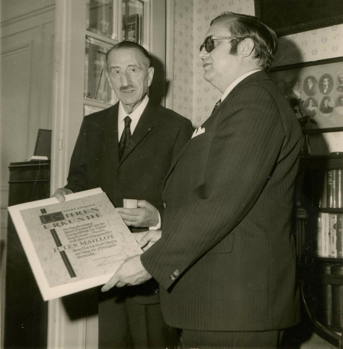 Visite de la délégation de Viersen à Lambersart : le maire de Viersen, Hans Willy Gerke, remet une distinction au maire sortant Jules Maillot. Archives municipales de Lambersart - 87LAM_W15
