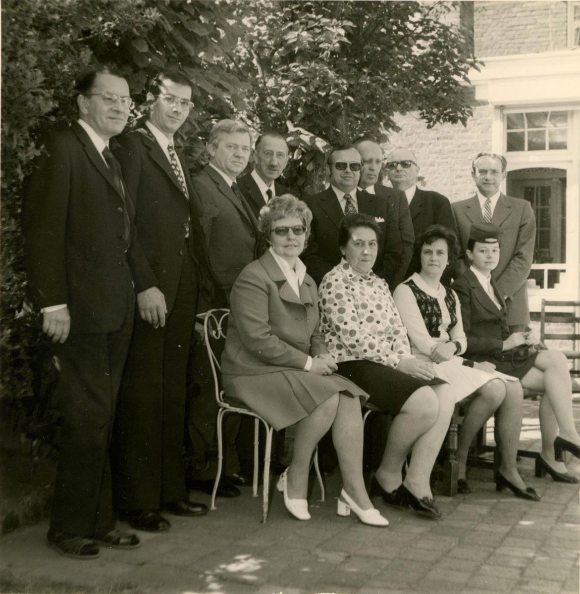 Photographie de groupe avec, au centre, Georges Delfosse (nouveau maire), Jules Maillot (maire sortant) et M. Hans Willy Gerke, 20 mai 1973. Archives municipales de Lambersart - 87LAM_W15