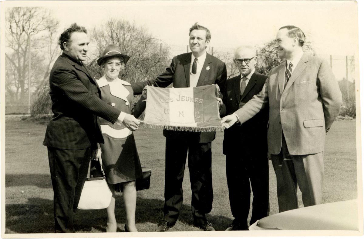 Restitution du drapeau de l’UNC de Verlinghem en Angleterre, 1972. Archives municipales de Verlinghem - 3VER_K23