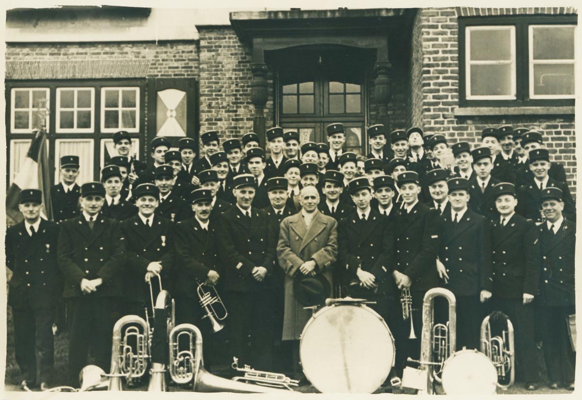 Harmonie municipale de Wambrechies posant à l'occasion de la Sainte Cécile, 19 novembre 1950. Archives municipales de Wambrechies - 164WIE_W24