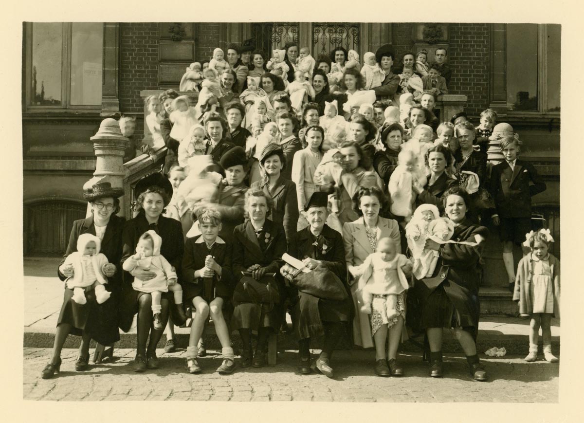 Fêtes des mères à Marquette-lez-Lille, studio Leconte, 23 mai 1948. Archives municipales de Marquette-lez-Lille - 1MAR_I140