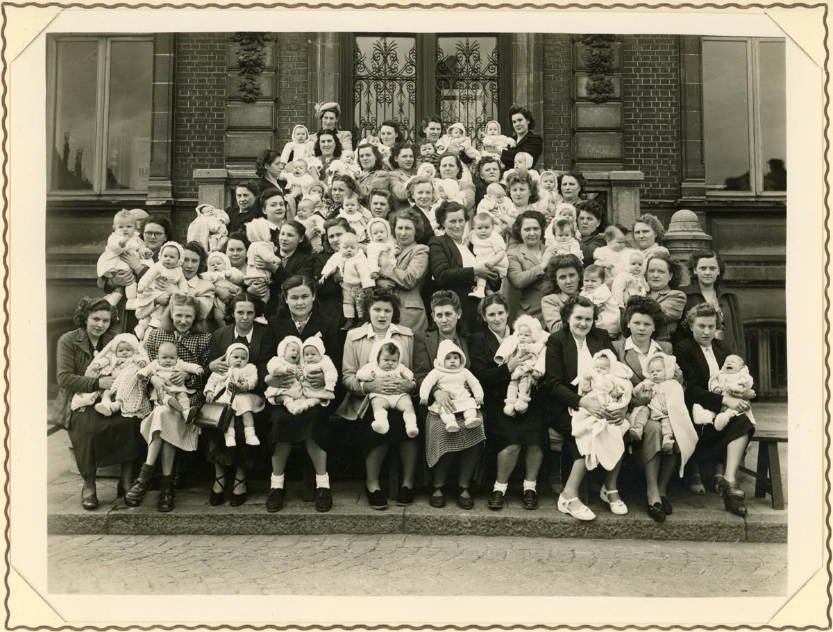 Fêtes des mères à Marquette-lez-Lille, studio Leconte, 27 mai 1951. Archives municipales de Marquette-lez-Lille - 1MAR_I143