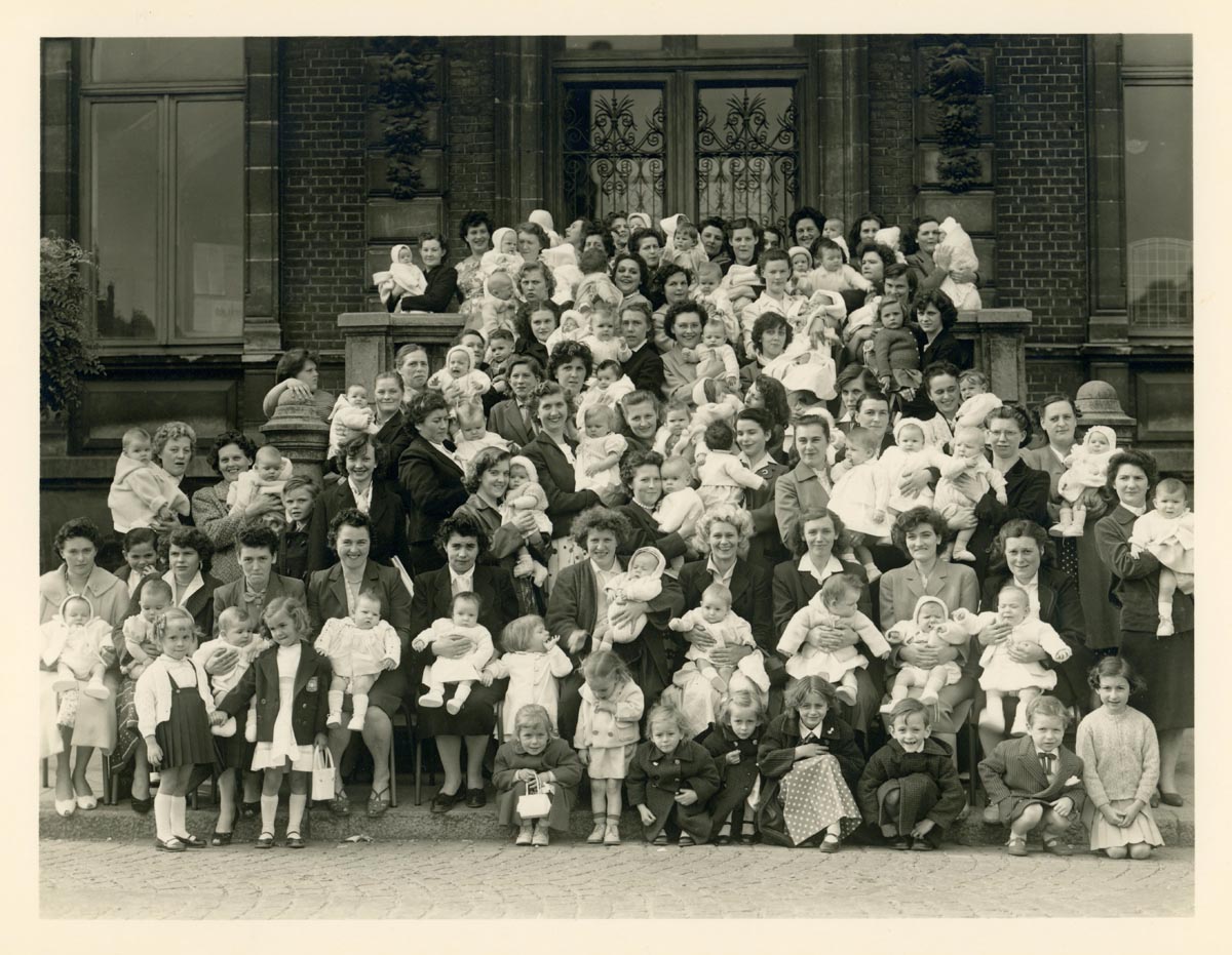 Fêtes des mères à Marquette-lez-Lille, studio Serge Lepers, 31 mai 1959. Archives municipales de Marquette-lez-Lille - 1MAR_I152
