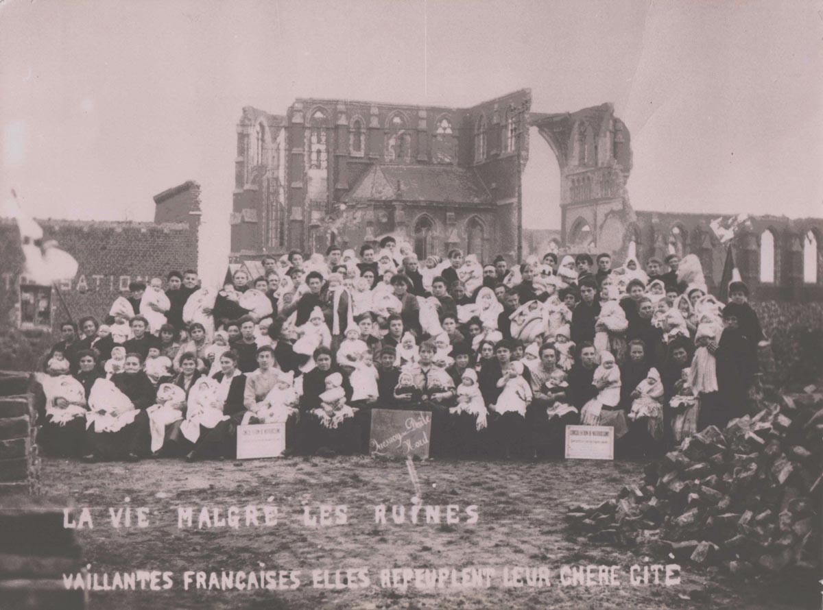 « Vaillantes Françaises, elles repeuplent leur chère cité », vers 1920. Archives municipales de Quesnoy-sur-Deûle - 2QSD_Z454