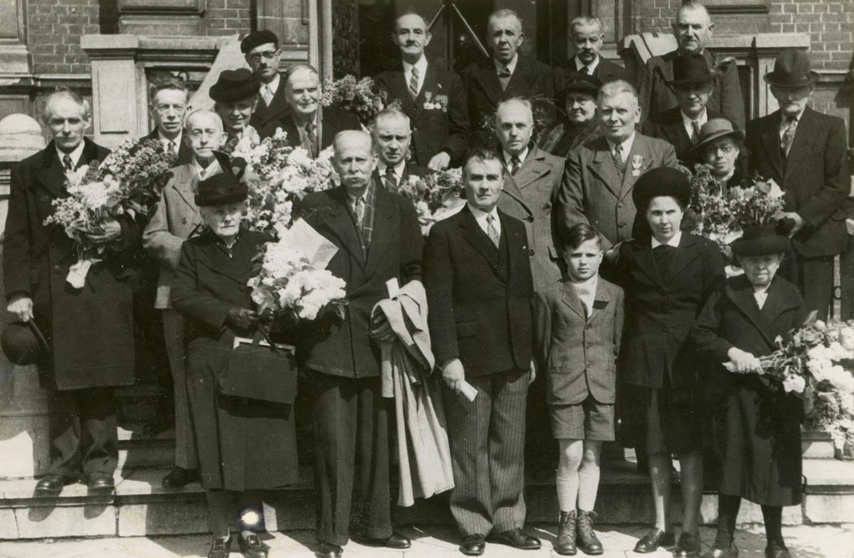 Remise des médailles du travail en mairie de Marquette-lez-Lille, 1er mai 1948. Archives municipales de Marquette-lez-Lille – 4MAR_K2