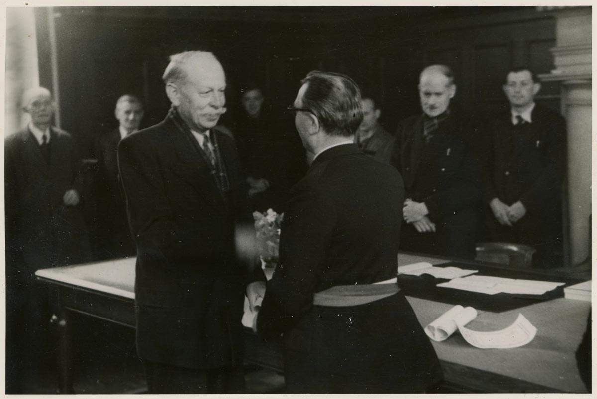 Remise des médailles du travail en mairie de Marquette-lez-Lille, 1er mai 1948. Archives municipales de Marquette-lez-Lille – 4MAR_K2
