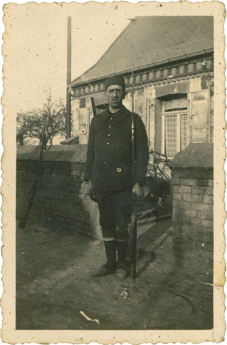 Portait de Charles Duponchel, avec ses camarades militaires et avec son épouse Jeanne. Fonds privé Duponchel / Archives municipales de Bondues – 3 BON_Fi et 17BON_S1