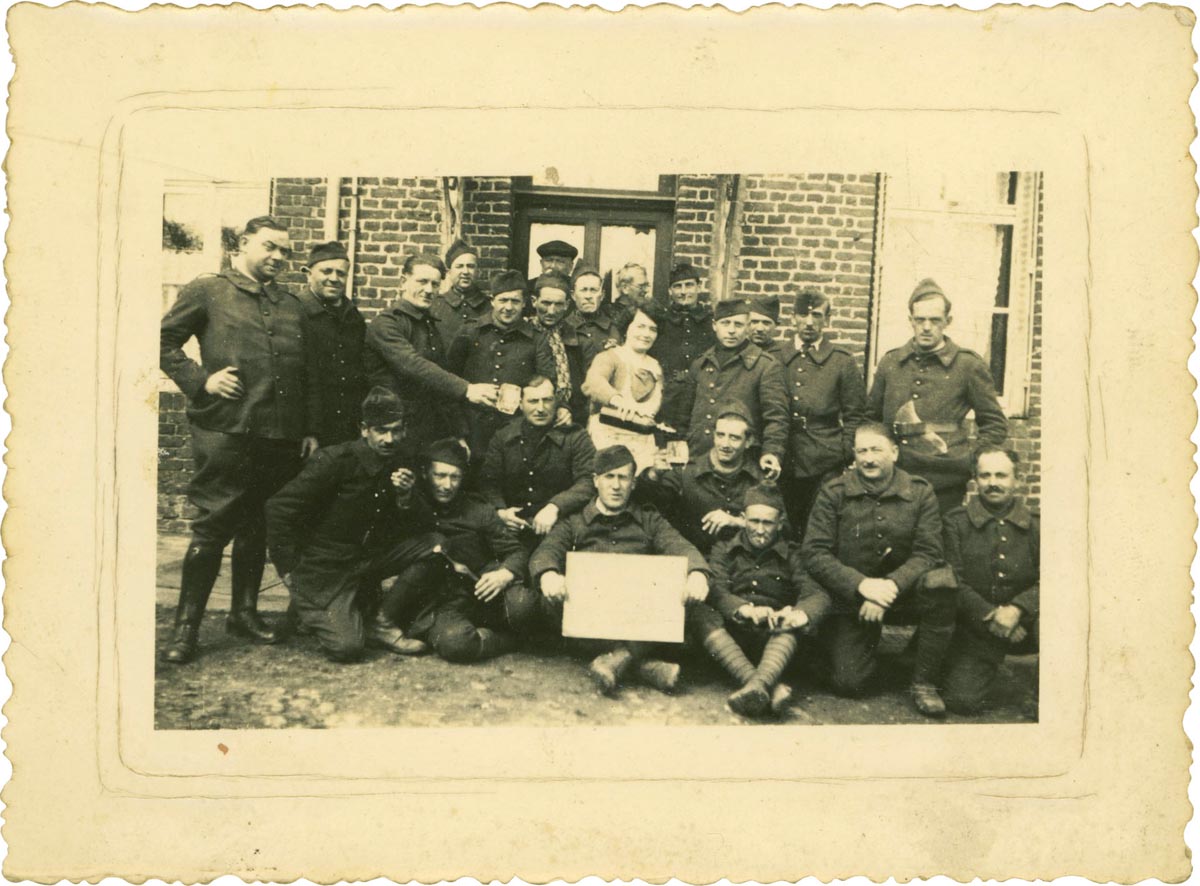 Portait de Charles Duponchel, avec ses camarades militaires et avec son épouse Jeanne. Fonds privé Duponchel / Archives municipales de Bondues – 3 BON_Fi et 17BON_S1
